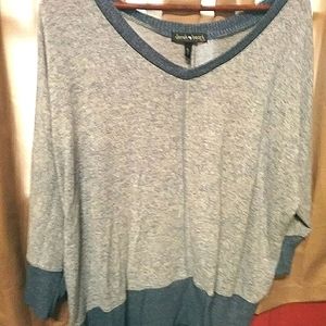 Derek Heart loose-fitting v-neck high low sweater with three quarter inch sleeve